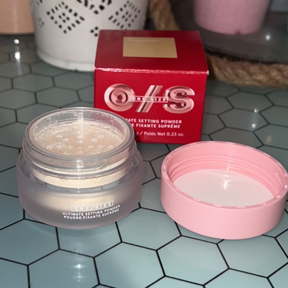 One Size Translucent Setting Powder - Picture 2 of 3